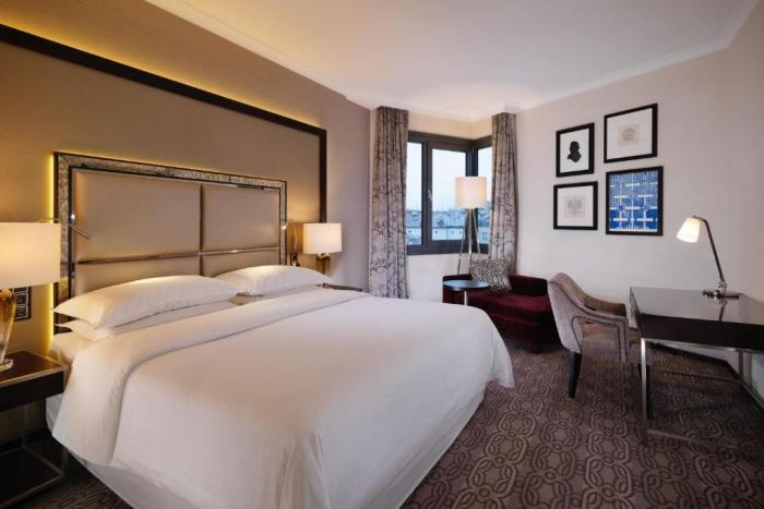 Sheraton Grand Krasków Δωμάτιο φωτογραφία A room at the hotel