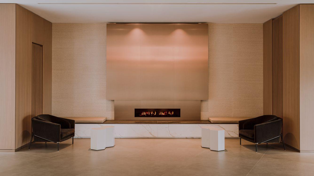 Sheraton Grand Krasków Εξωτερικό φωτογραφία The lobby fireplace