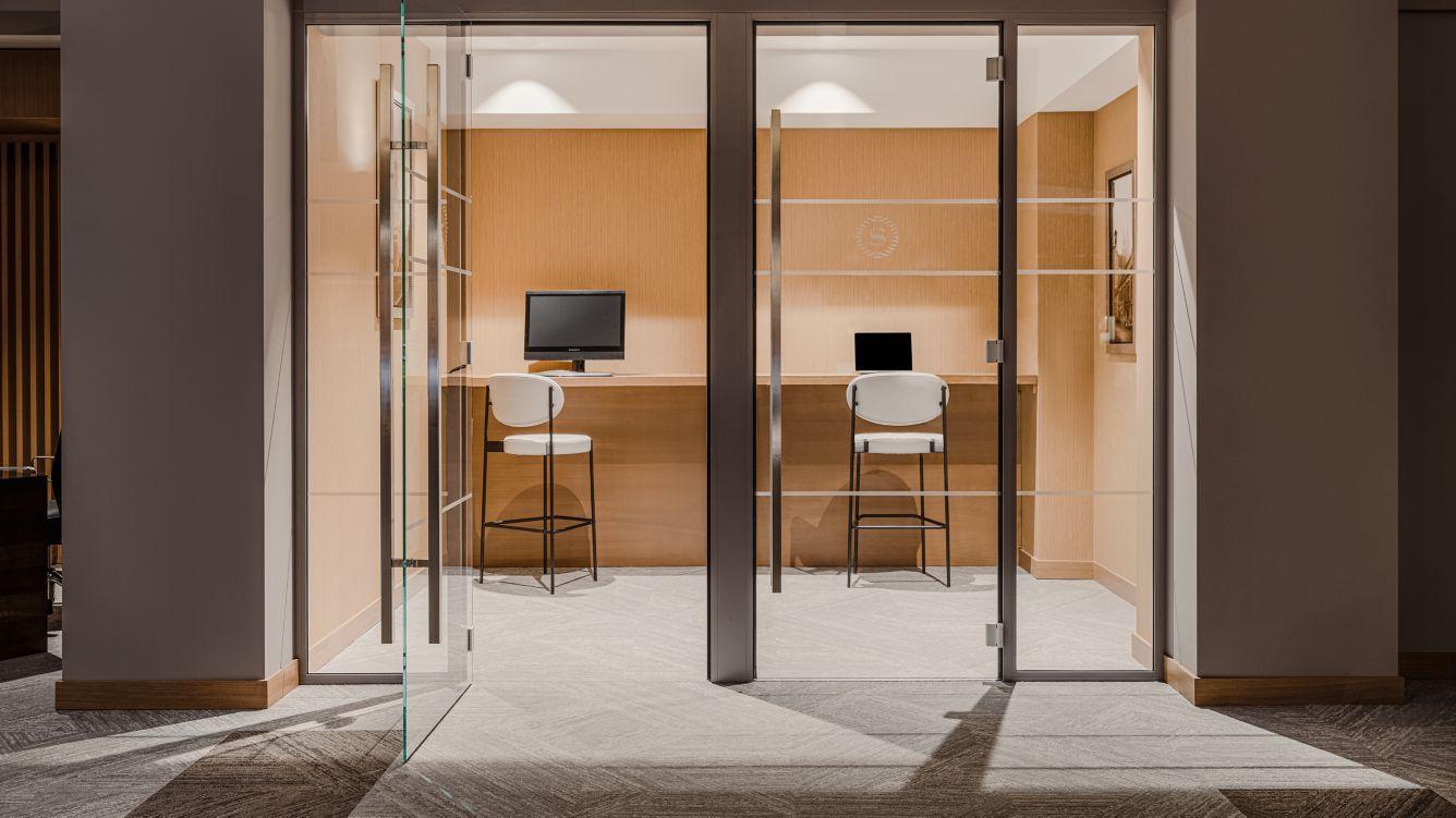 Sheraton Grand Krasków Εξωτερικό φωτογραφία A glass door