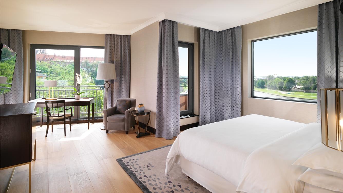 Sheraton Grand Krasków Εξωτερικό φωτογραφία A guest room at The Westin Hyderabad